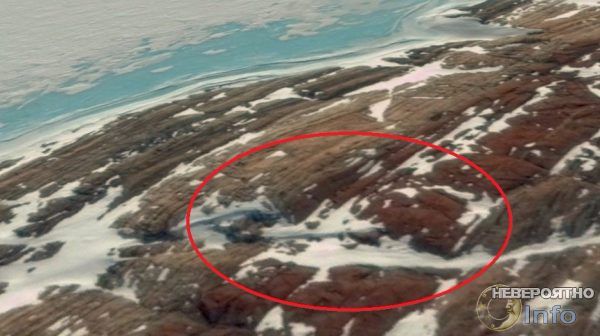 Из-подо льдов Антарктиды показалось таинственное сооружение