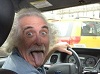 Альберт Энштейн жив, работает таксистом