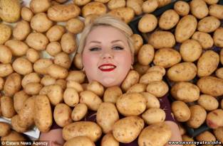 Женщина,ест только картошку, потому что боится другой еды