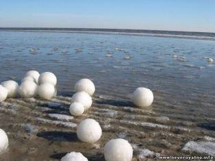 Ледяные шары в Мичигане (видео)