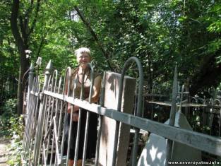 Жительница Донецка 5 лет живет на кладбище