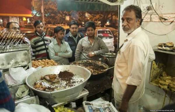 Индийский повар моет руки в кипящем масле