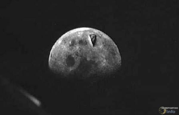 Гигантская треугольная дыра на Луне (дополнено +2 фото)