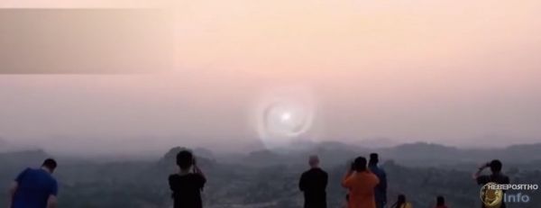 Светящийся шар вылетел из спирального портала в небе (ВИДЕО)