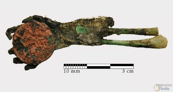 Археологи откопали загадочную зеленую руку