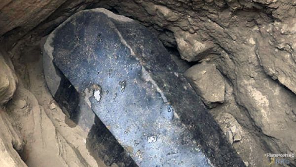 В черном саркофаге обнаружили три мумии‍ (видео)