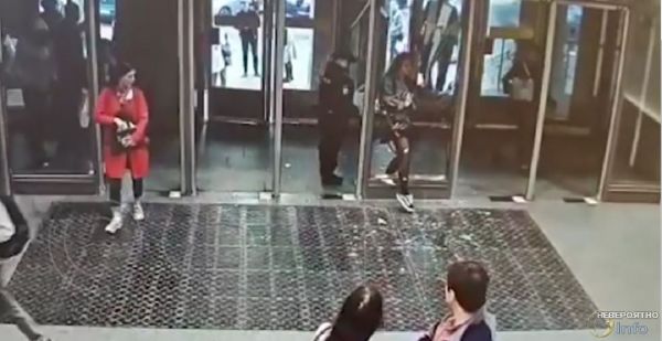 В метро Петербурга девушка прошла сквозь многослойное стекло (видео)