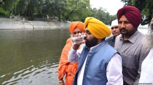Индийский министр выпил стакан воды из 