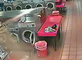 Американец постирал ребёнка в стиральной машине (видео)